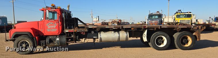 image for item DO1755 1994 Mack RD688S winch truck