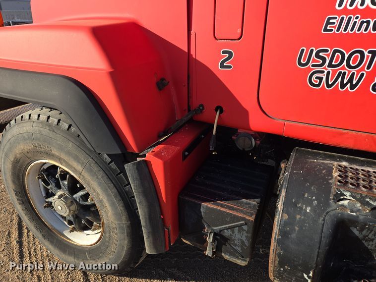 image for item DO1755 1994 Mack RD688S winch truck