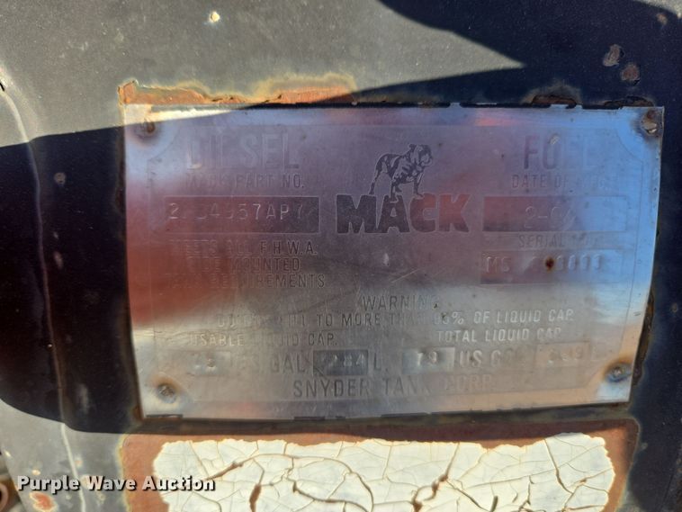 image for item DO1755 1994 Mack RD688S winch truck