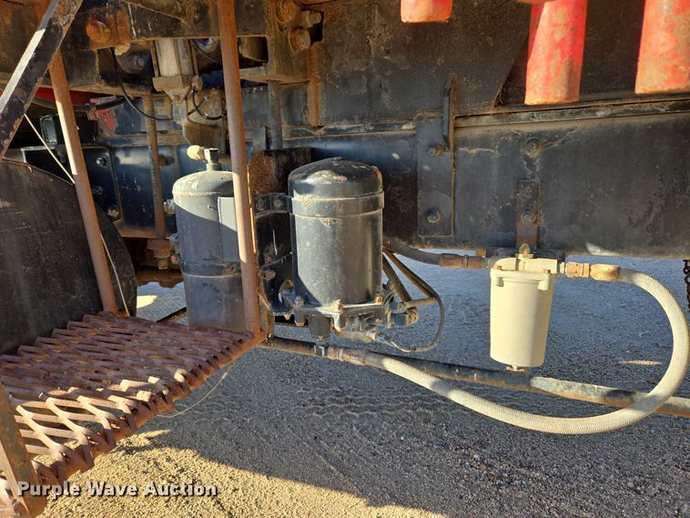 image for item DO1755 1994 Mack RD688S winch truck