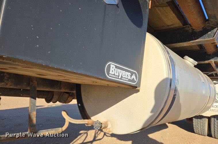 image for item DO1755 1994 Mack RD688S winch truck