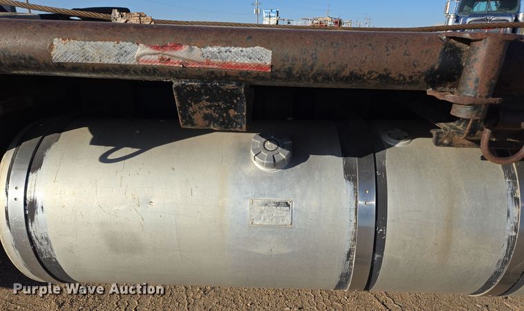 image for item DO1755 1994 Mack RD688S winch truck