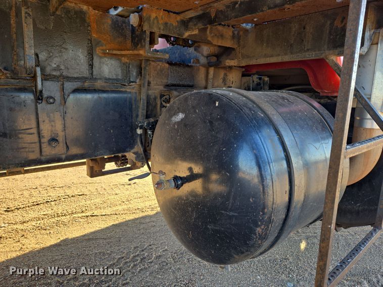 image for item DO1755 1994 Mack RD688S winch truck