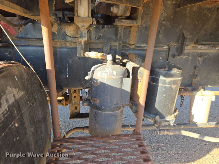 image for item DO1755 1994 Mack RD688S winch truck