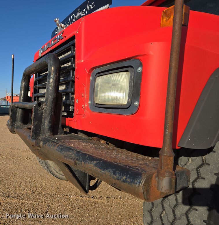 image for item DO1755 1994 Mack RD688S winch truck