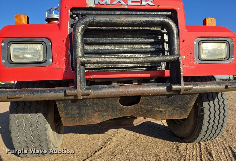 image for item DO1755 1994 Mack RD688S winch truck