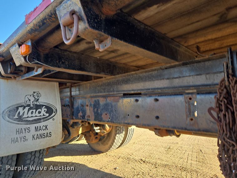 image for item DO1755 1994 Mack RD688S winch truck