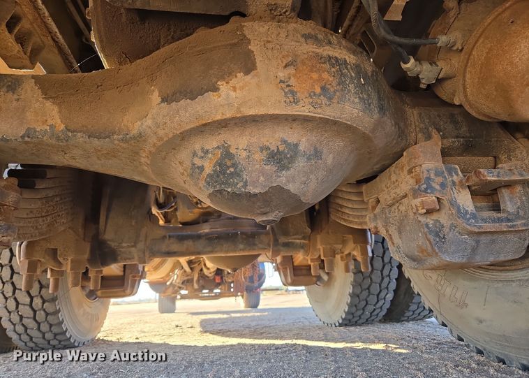 image for item DO1755 1994 Mack RD688S winch truck