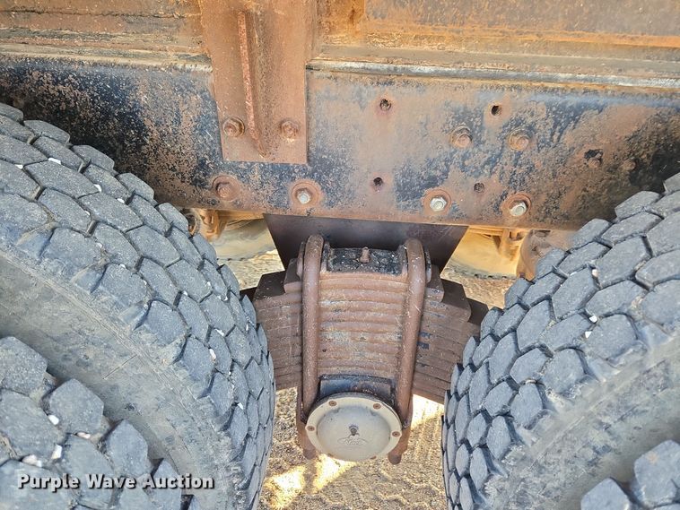 image for item DO1755 1994 Mack RD688S winch truck