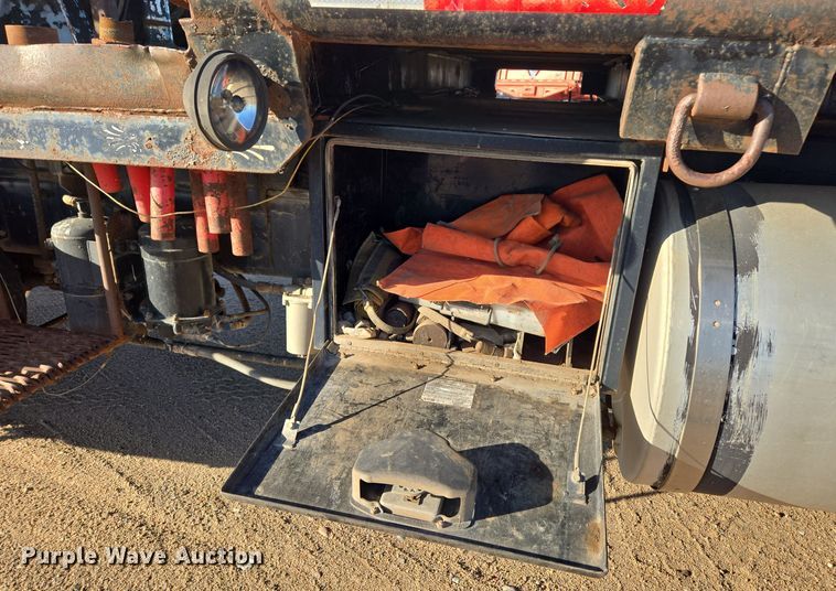 image for item DO1755 1994 Mack RD688S winch truck