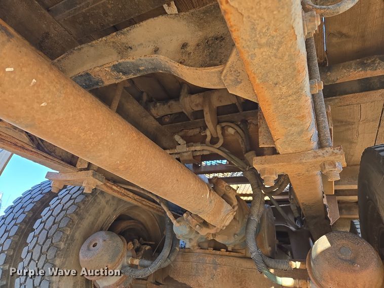 image for item DO1755 1994 Mack RD688S winch truck