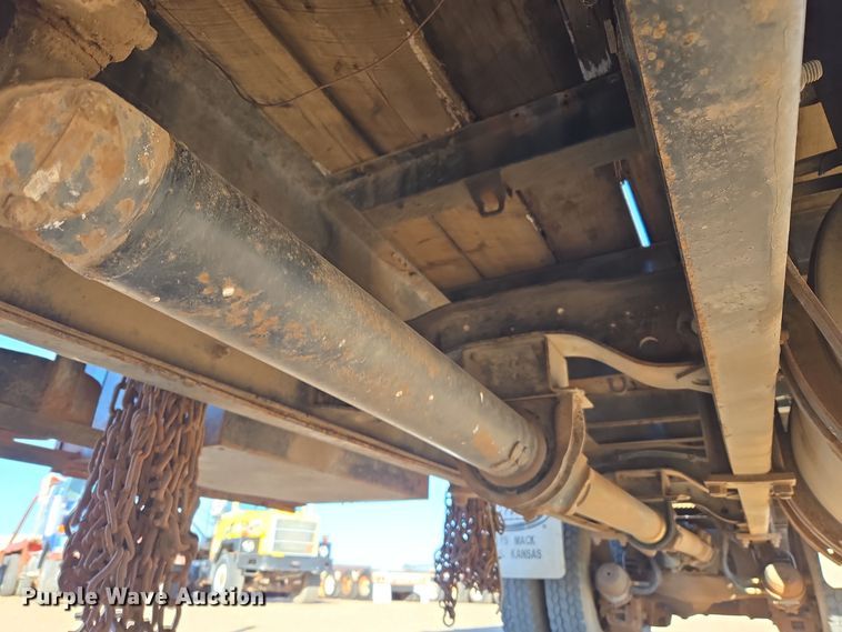 image for item DO1755 1994 Mack RD688S winch truck