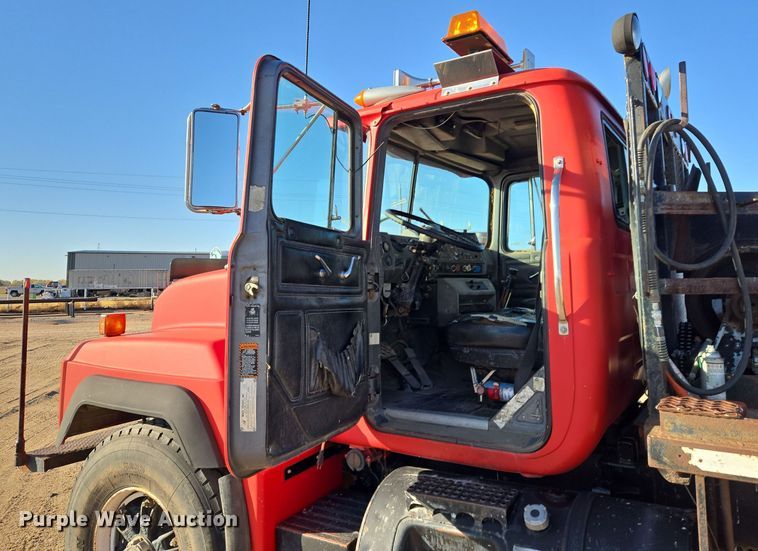 image for item DO1755 1994 Mack RD688S winch truck