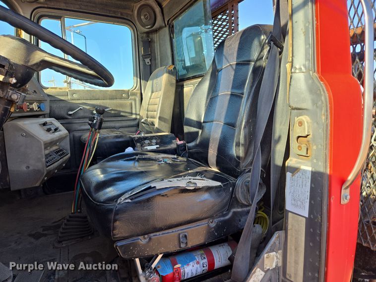 image for item DO1755 1994 Mack RD688S winch truck