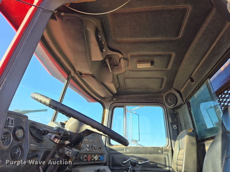 image for item DO1755 1994 Mack RD688S winch truck