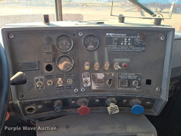 image for item DO1755 1994 Mack RD688S winch truck