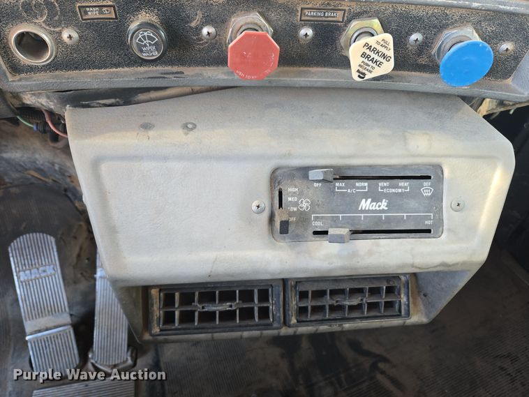 image for item DO1755 1994 Mack RD688S winch truck