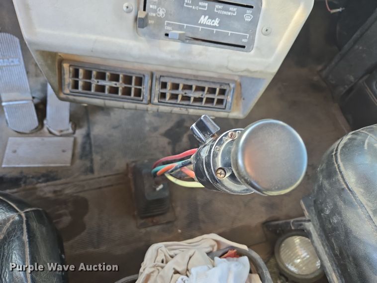 image for item DO1755 1994 Mack RD688S winch truck