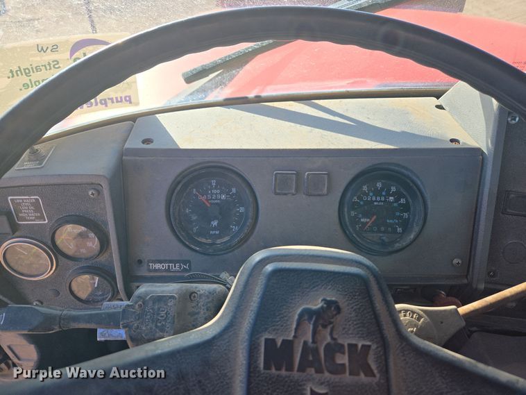 image for item DO1755 1994 Mack RD688S winch truck