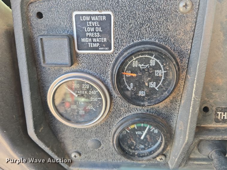 image for item DO1755 1994 Mack RD688S winch truck