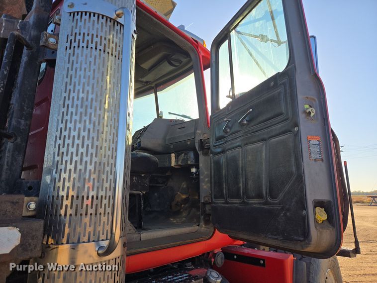 image for item DO1755 1994 Mack RD688S winch truck