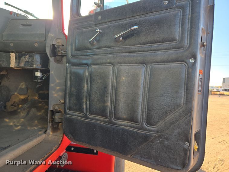 image for item DO1755 1994 Mack RD688S winch truck