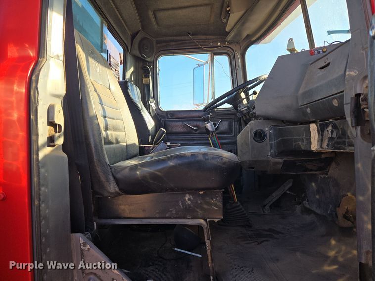 image for item DO1755 1994 Mack RD688S winch truck