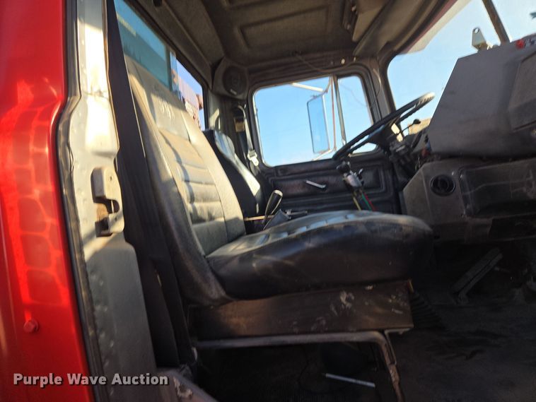 image for item DO1755 1994 Mack RD688S winch truck