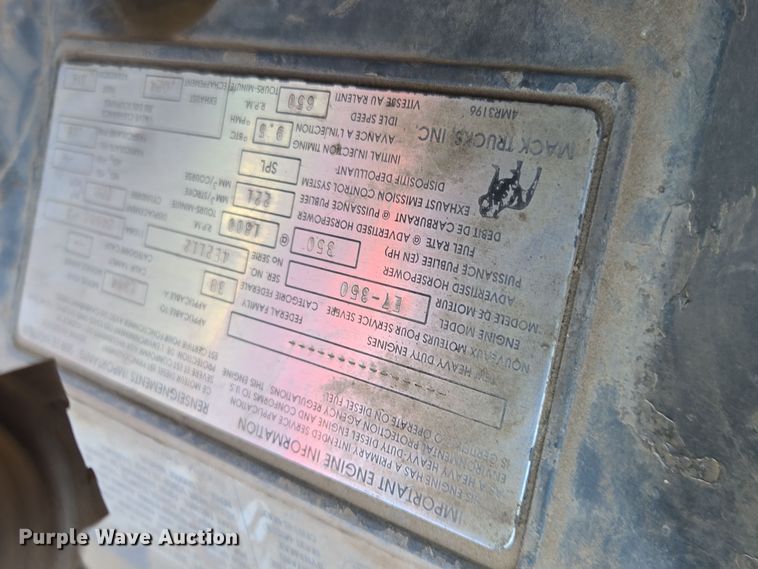 image for item DO1755 1994 Mack RD688S winch truck