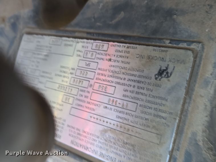 image for item DO1755 1994 Mack RD688S winch truck