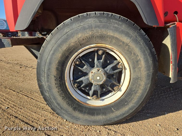 image for item DO1755 1994 Mack RD688S winch truck