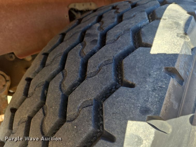 image for item DO1755 1994 Mack RD688S winch truck