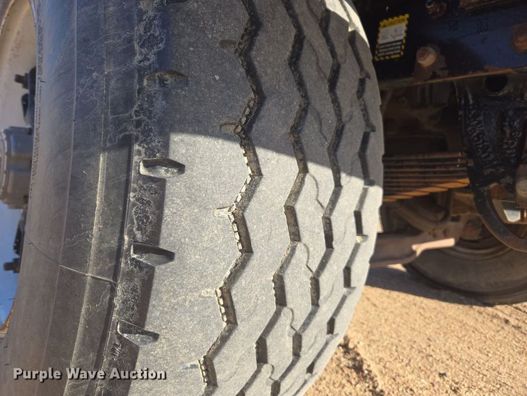 image for item DO1755 1994 Mack RD688S winch truck