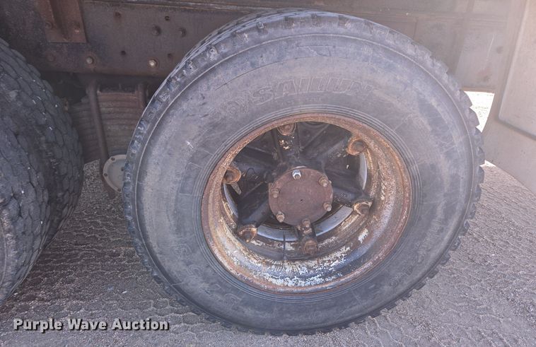 image for item DO1755 1994 Mack RD688S winch truck