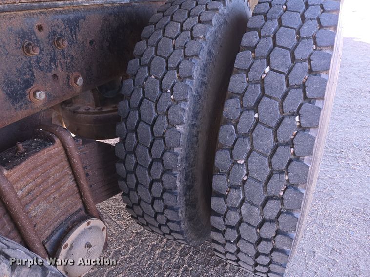 image for item DO1755 1994 Mack RD688S winch truck