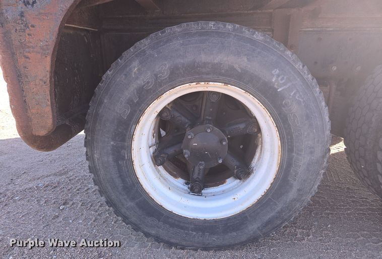 image for item DO1755 1994 Mack RD688S winch truck