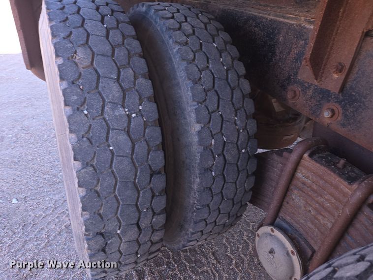 image for item DO1755 1994 Mack RD688S winch truck