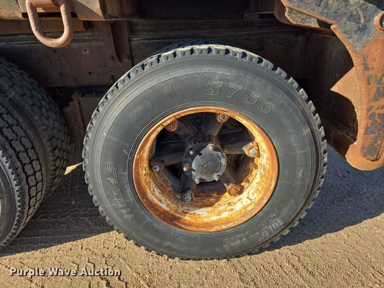 image for item DO1755 1994 Mack RD688S winch truck