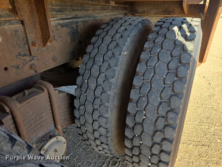 image for item DO1755 1994 Mack RD688S winch truck