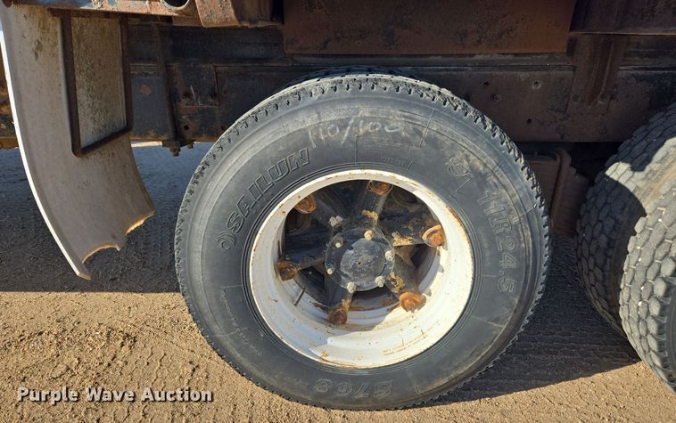 image for item DO1755 1994 Mack RD688S winch truck