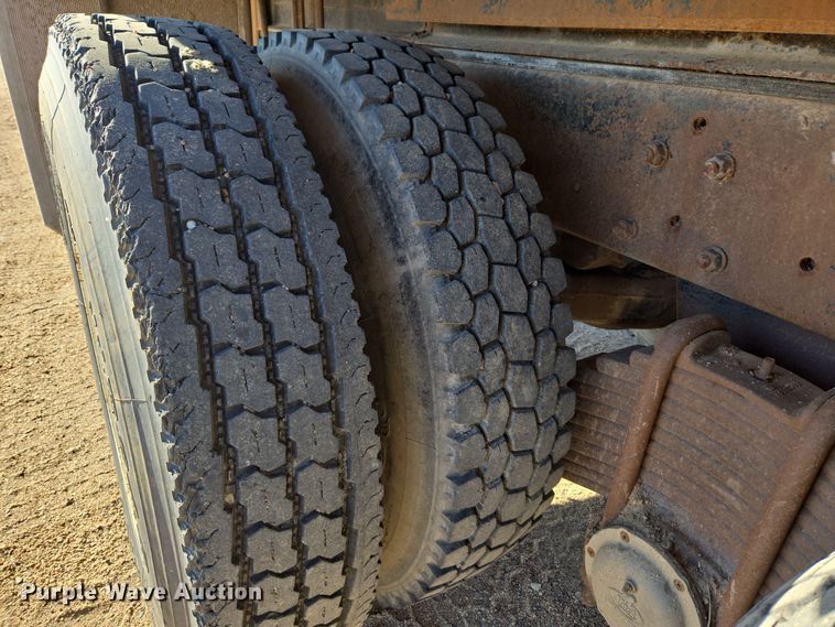 image for item DO1755 1994 Mack RD688S winch truck