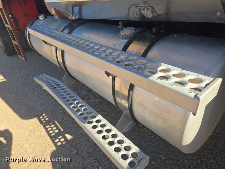 image for item DO1756 1999 Western Star 4964EX winch truck