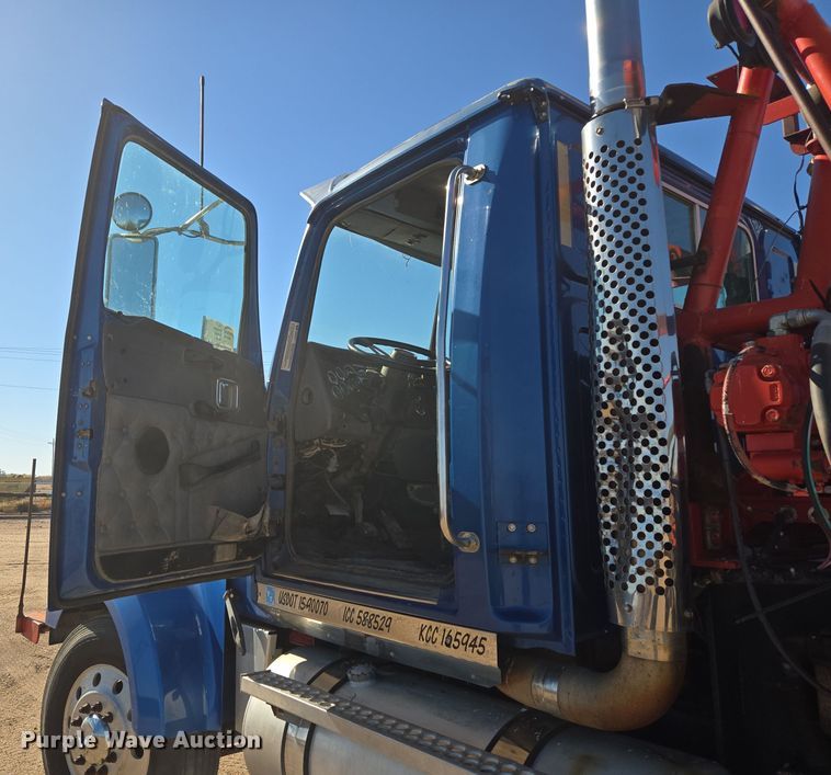 image for item DO1756 1999 Western Star 4964EX winch truck