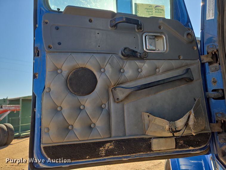 image for item DO1756 1999 Western Star 4964EX winch truck