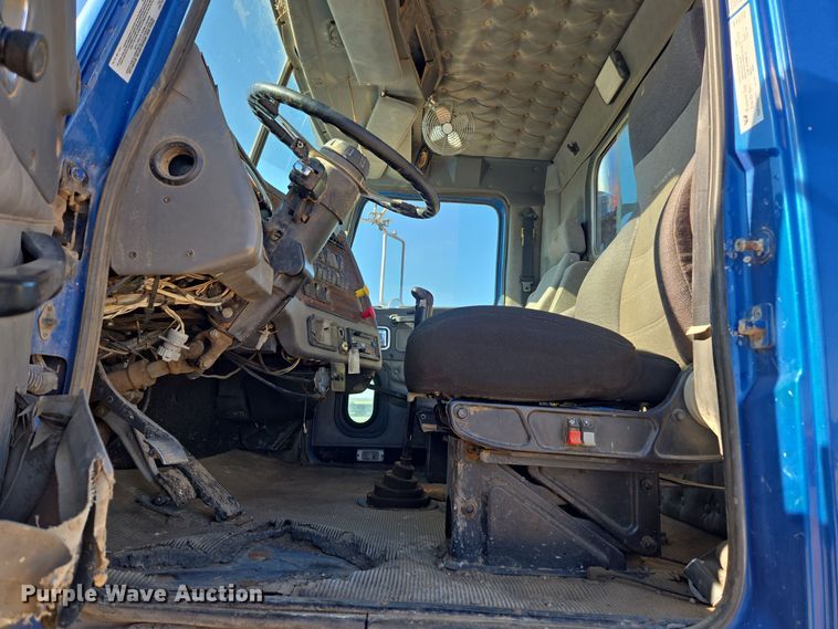 image for item DO1756 1999 Western Star 4964EX winch truck