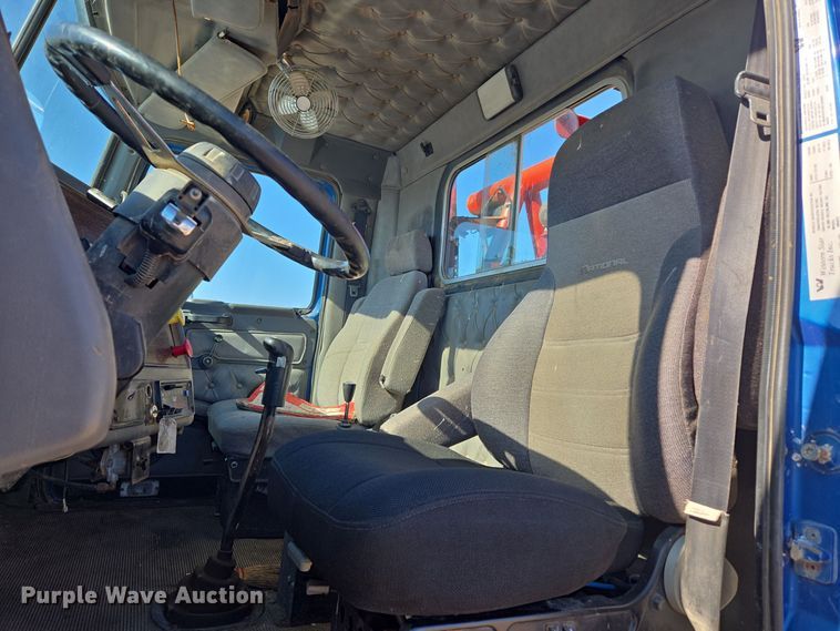 image for item DO1756 1999 Western Star 4964EX winch truck