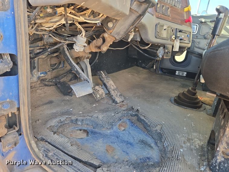 image for item DO1756 1999 Western Star 4964EX winch truck