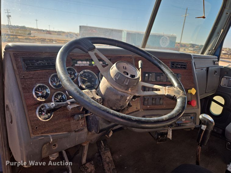 image for item DO1756 1999 Western Star 4964EX winch truck