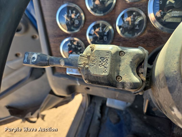 image for item DO1756 1999 Western Star 4964EX winch truck