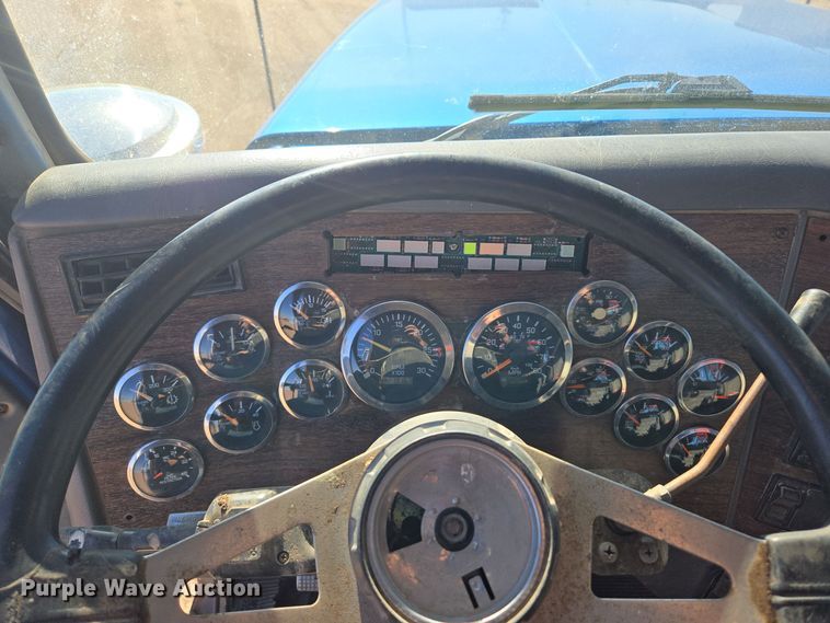 image for item DO1756 1999 Western Star 4964EX winch truck